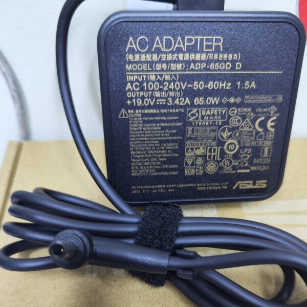CARGADOR PREMIUM ASUS 19v 3.42 P.FINITA 65 WATTS CUADRADO MODERNO (03373)